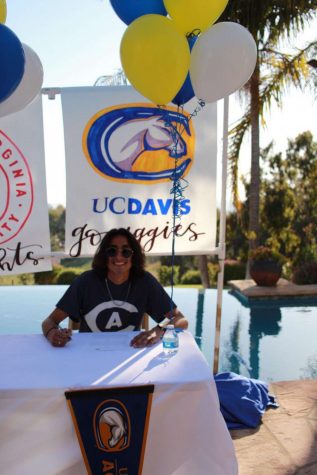 Muñoz officially commits to run track and cross country for UC Davis. 