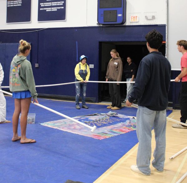 Leadership, AIM, and ASB students working together to set up the homecoming rally.
